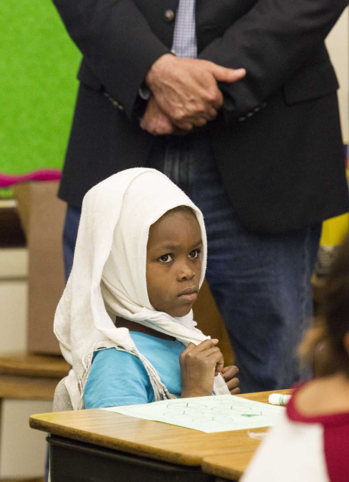 Senator Crapo gives books to school library